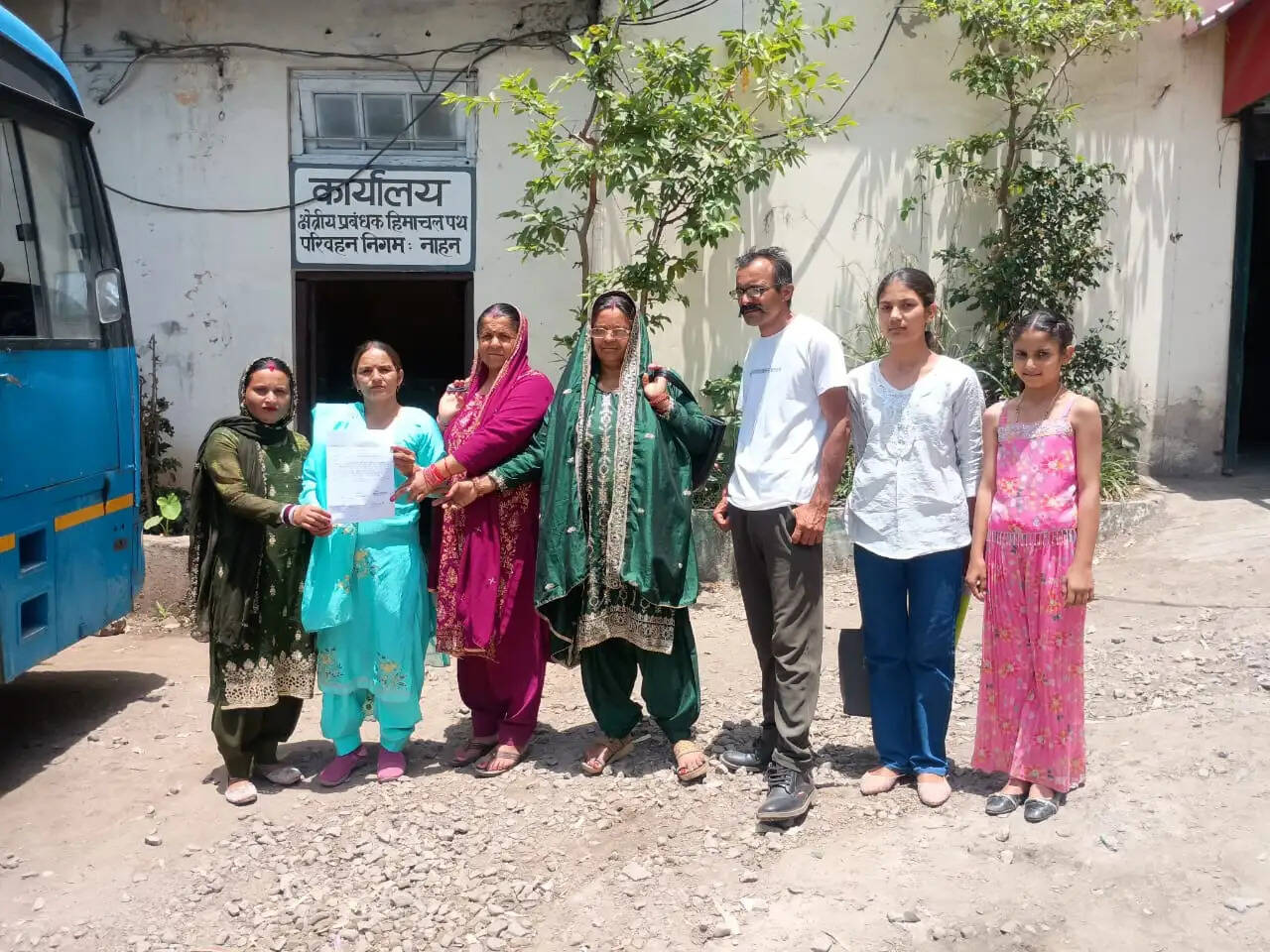 छात्रों के हित में बदला जाये बस का समय, ग्रामीणों ने परिवहन निगम को दिया ज्ञापन