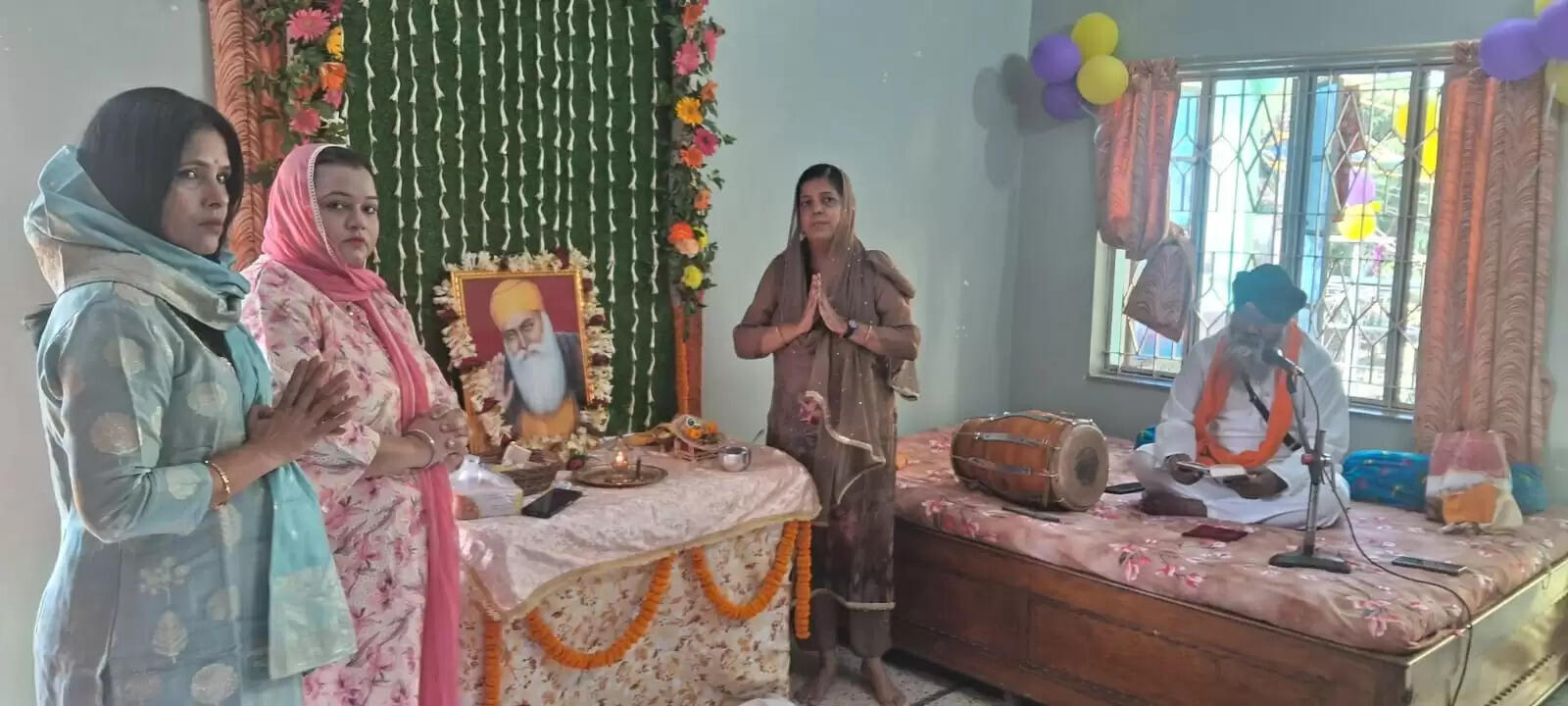 गुरुनानक देव जी की जयंती पर श्रद्धालुओं ने गुरुग्रंथ साहिब के समक्ष टेका मत्‍था