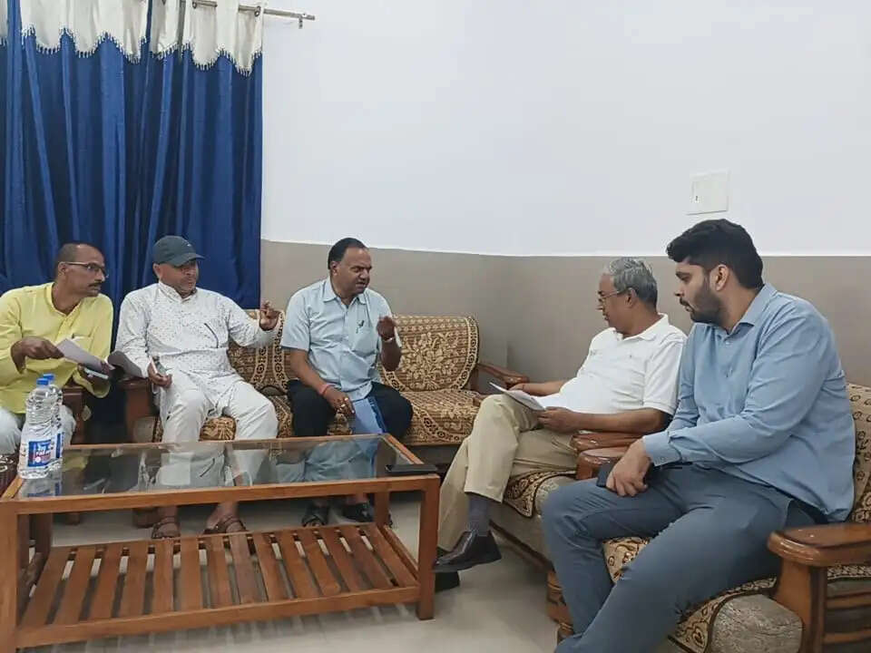 अनूपपुर: मंडल रेल प्रबंधक को छुलहा में ट्रेनों के ठहराव, नई गाड़ियों का विस्तार और सुलभ शौचालय बनवाने सौंपा पत्र