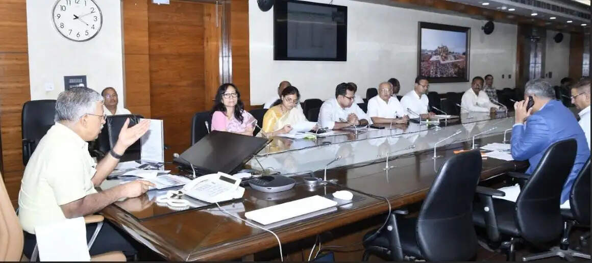 उर्वरक की उपलब्धता एवं वितरण में किसी भी स्तर पर लापरवाही न हो : मुख्य सचिव
