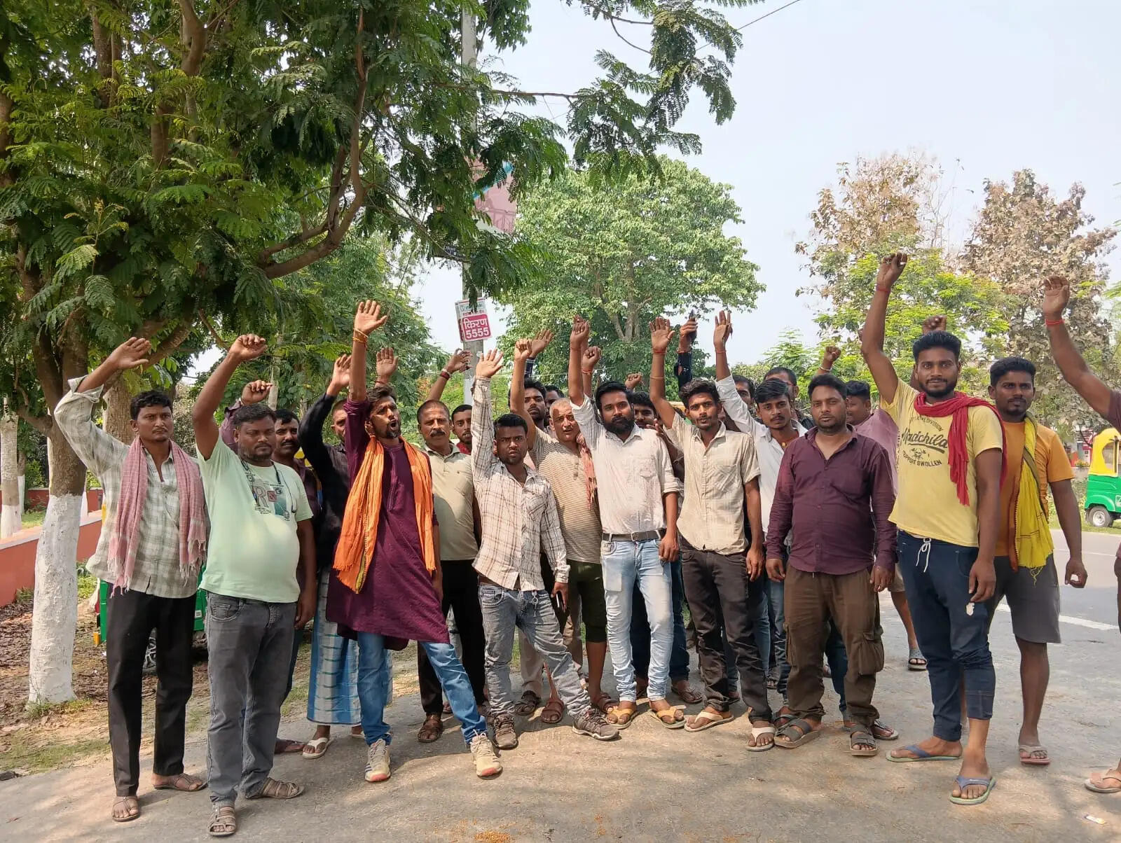 एलपीजी संकट से जूझ रहे सीएनजी चालकों का बलुआ बाजार में अनशन