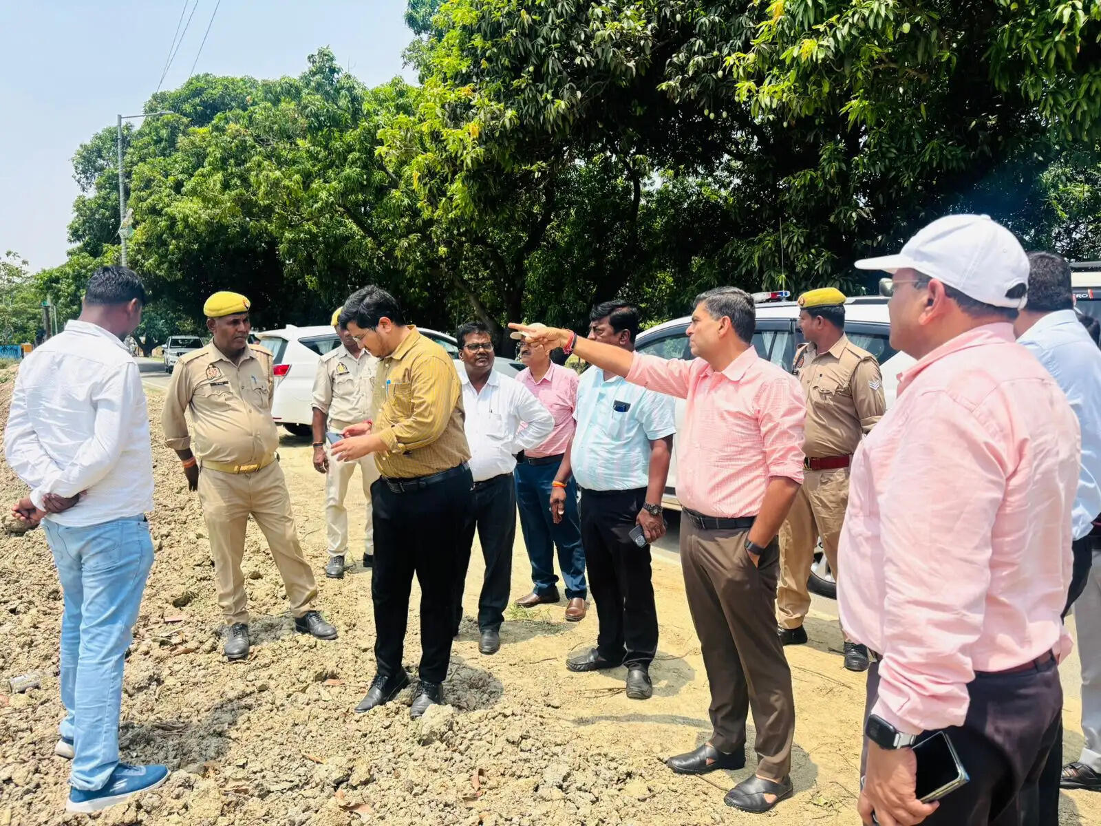 मंडलायुक्त एवं जिलाधिकारी ने किया प्रस्तावित रेल ऊपरगामीपुल निर्माण स्थल का निरीक्षण, दिए निर्देश
