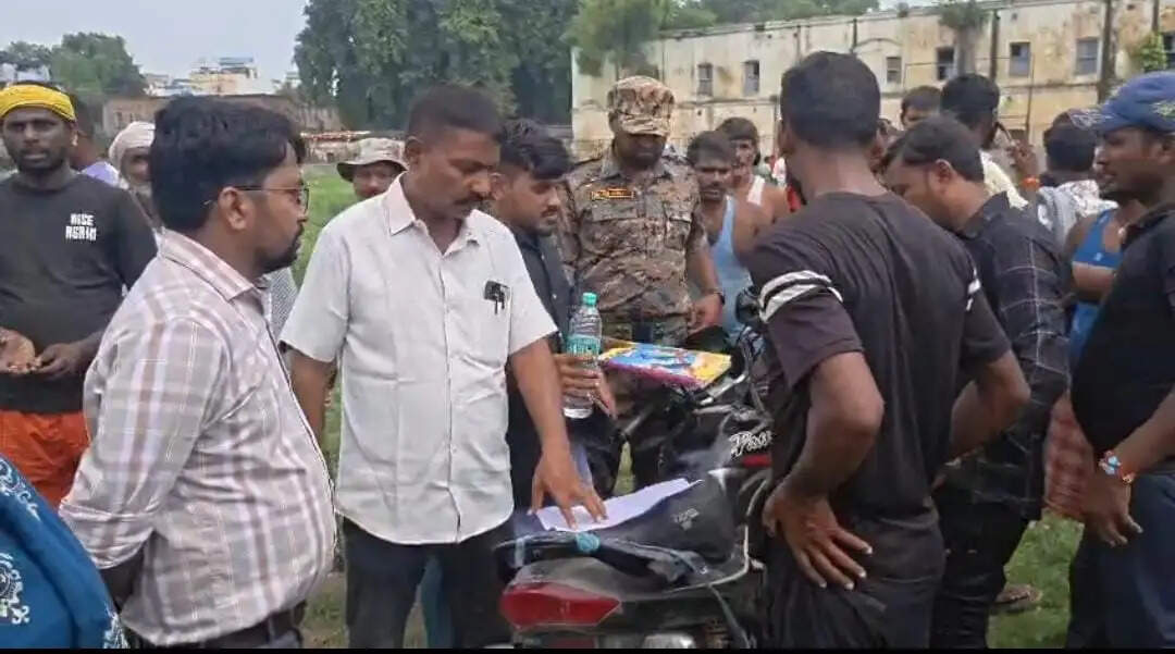 गंगा का कहर, बाढ़ पीड़ितों को स्कूल में शरण लेने से रोका, जमकर हुआ हंगामा