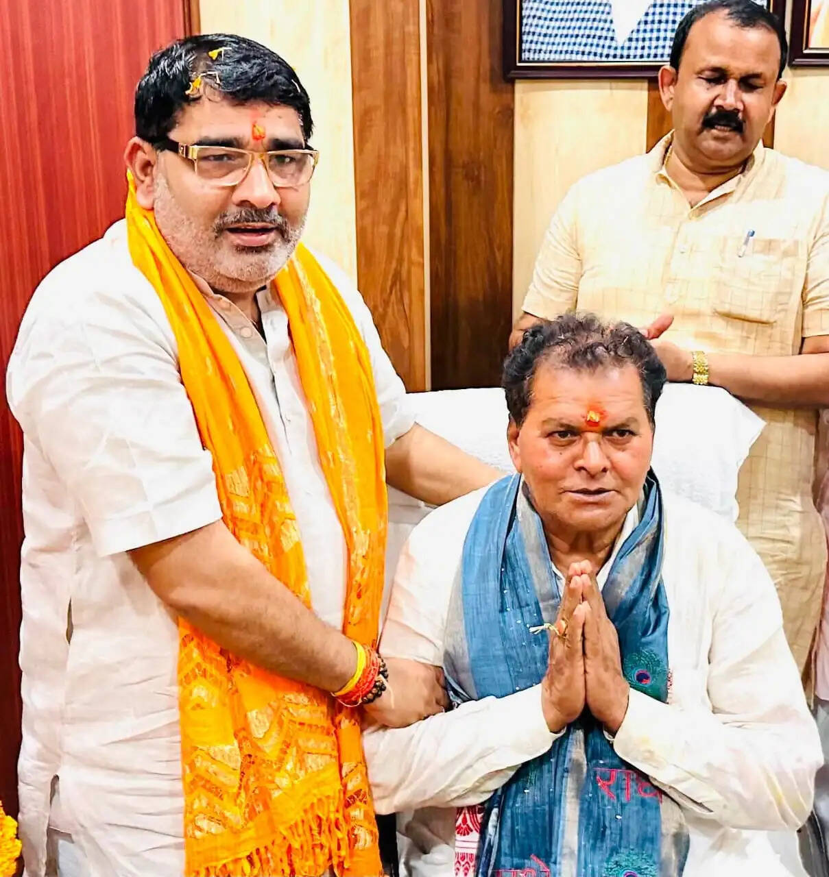 नारियल फोड़ व पूजन-अर्चन कर क्षेत्रीय अध्यक्ष ने किया पदभार ग्रहण