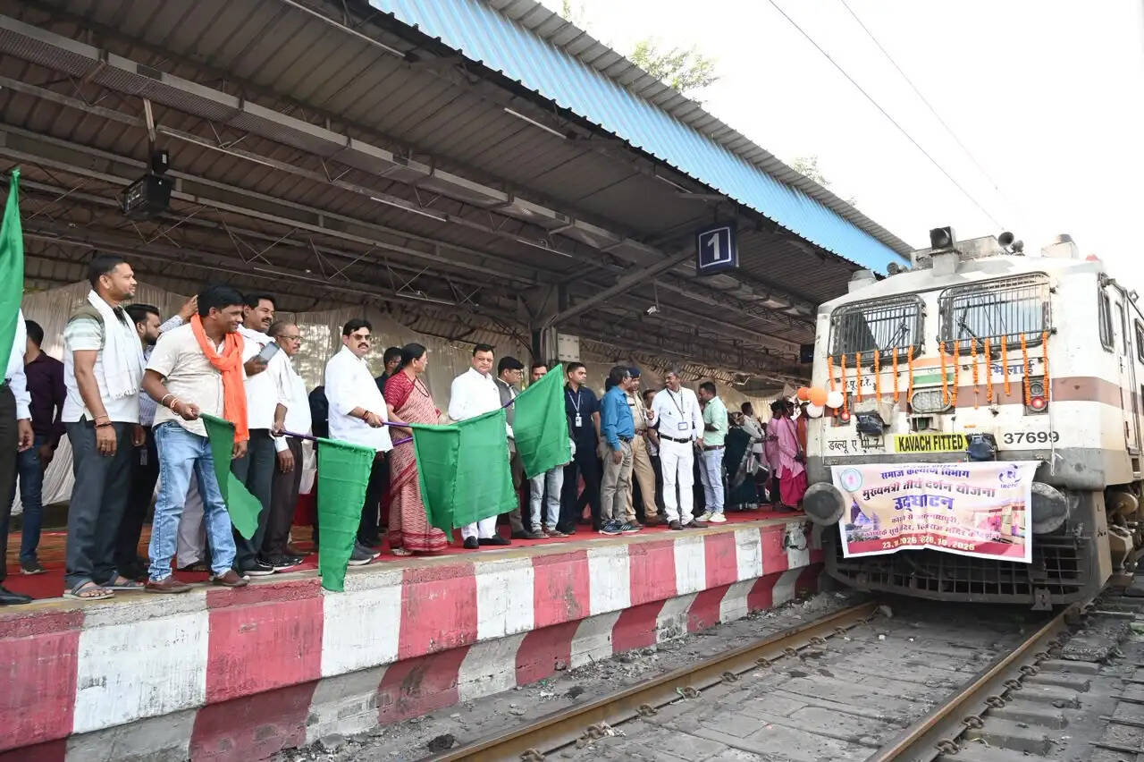 कैबिनेट मंत्री लखन लाल देवांगन ने कोरबा रेलवे स्टेशन से भारत गौरव टूरिस्ट ट्रेन को हरी झंडी दिखाकर किया रवाना