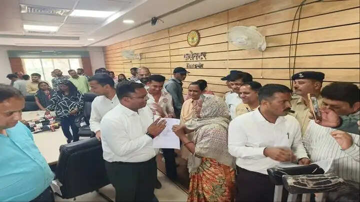 इंदौरः जनसुनवाई में दिखी प्रशासनिक संवेदनशीलता, कलेक्टर ने आमजन की समस्याएँ सुनकर किया त्वरित निराकरण