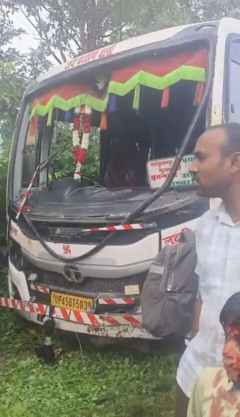 जौनपुर: बस की टक्कर से स्कूल वैन पलटी, सात बच्चे घायल