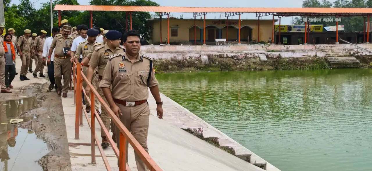 त्रिलोचन महादेव धाम में व्यवस्थाओं में कमी मिलने पर डीएम-एसपी ने लगाई फटकार