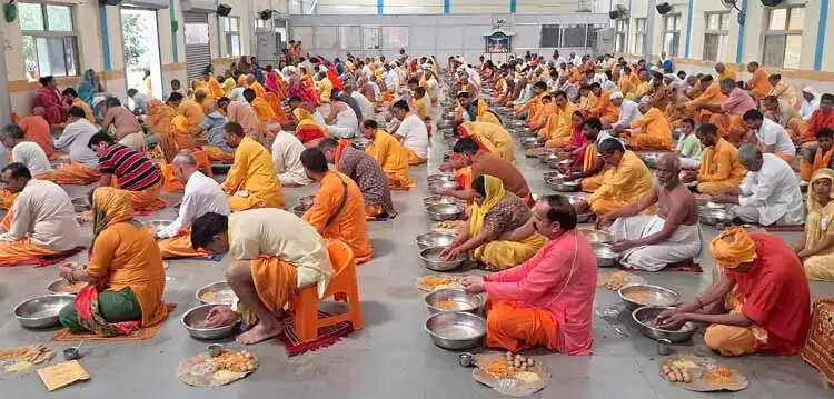पितृमोक्ष अमावस्या पर शांतिकुंज में 18 पारियों में श्राद्ध संस्कार