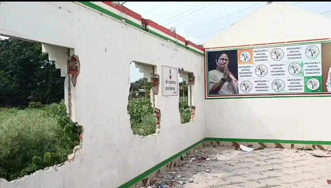 तृणमूल पार्टी ऑफिस पर चला बुलडोजर