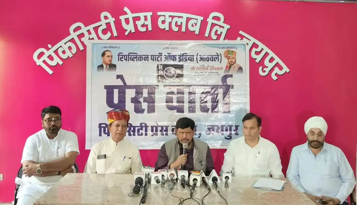 कॉकरोच जनता पार्टी नाम बदलकर ‘इस्तीफा जनता पार्टी’ रख ले: अठावले