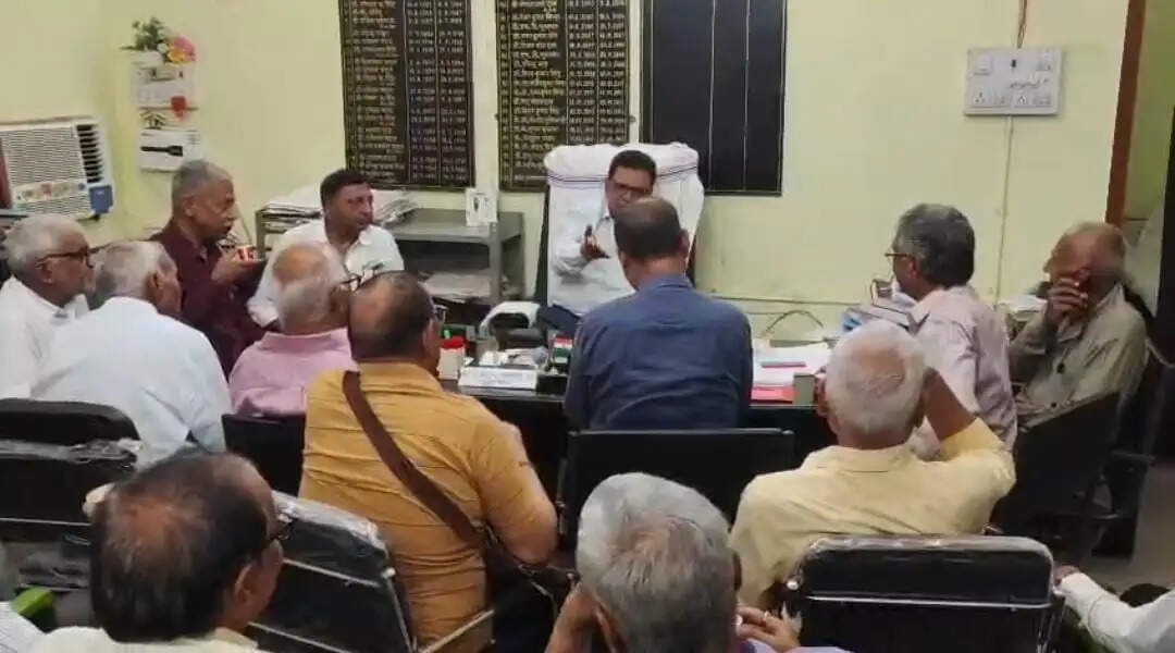 पेंशन की मांग को लेकर टीएमबीयू पेंशनरों का प्रदर्शन, कुलपति को सौंपा ज्ञापन