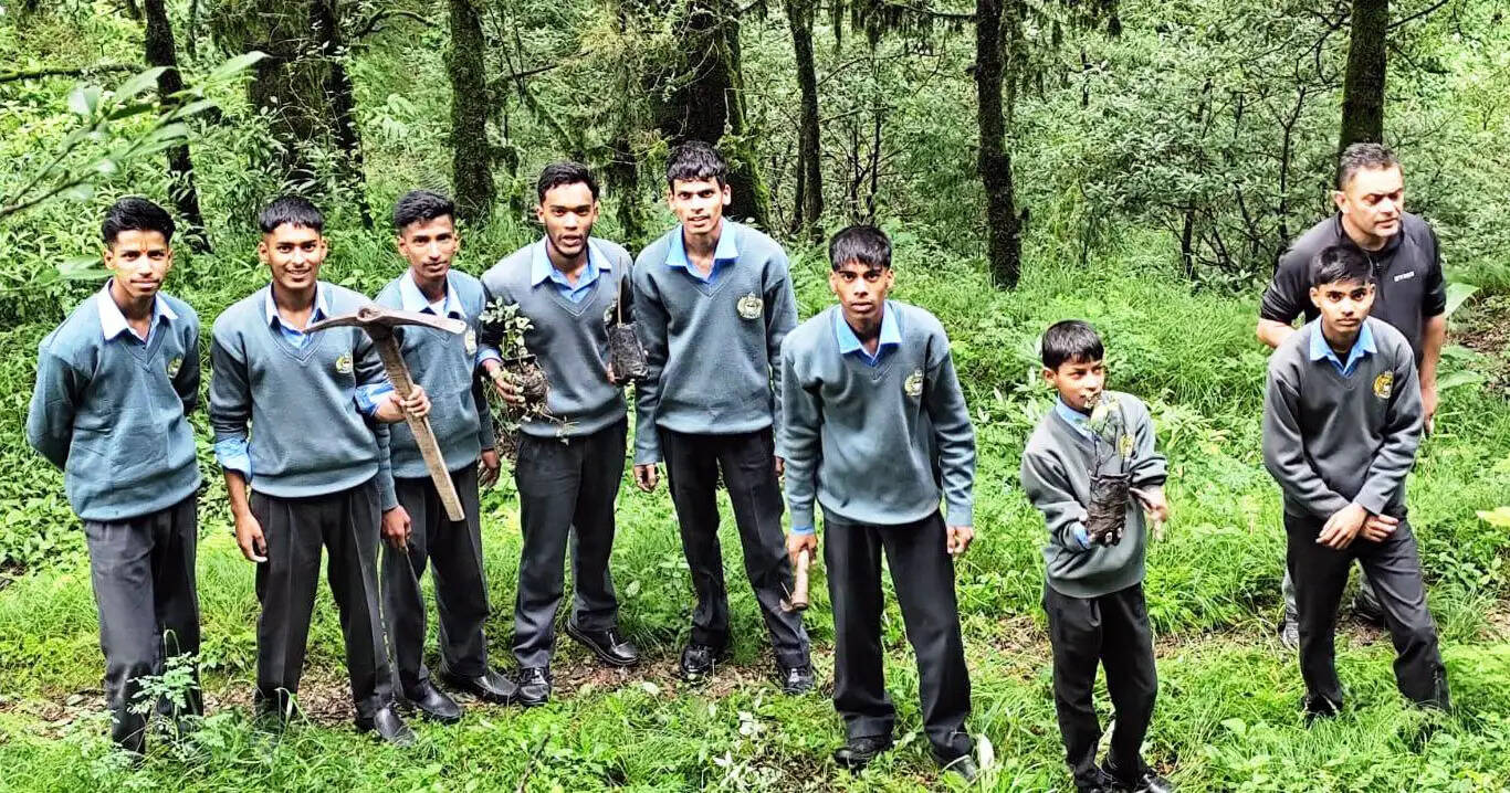 सीआरएसटी इंटर कॉलेज के विद्यार्थियों ने किया पौधरोपण