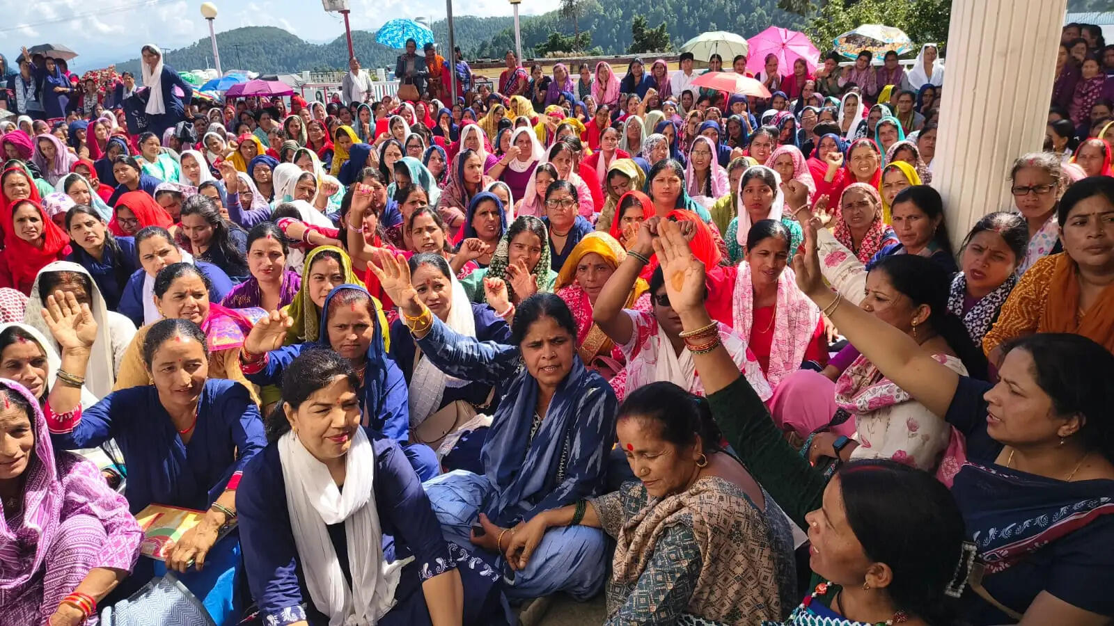सेनेटरी नैपकिन की गुणवत्ता पर सवाल उठा वितरण करने से किया इनकार