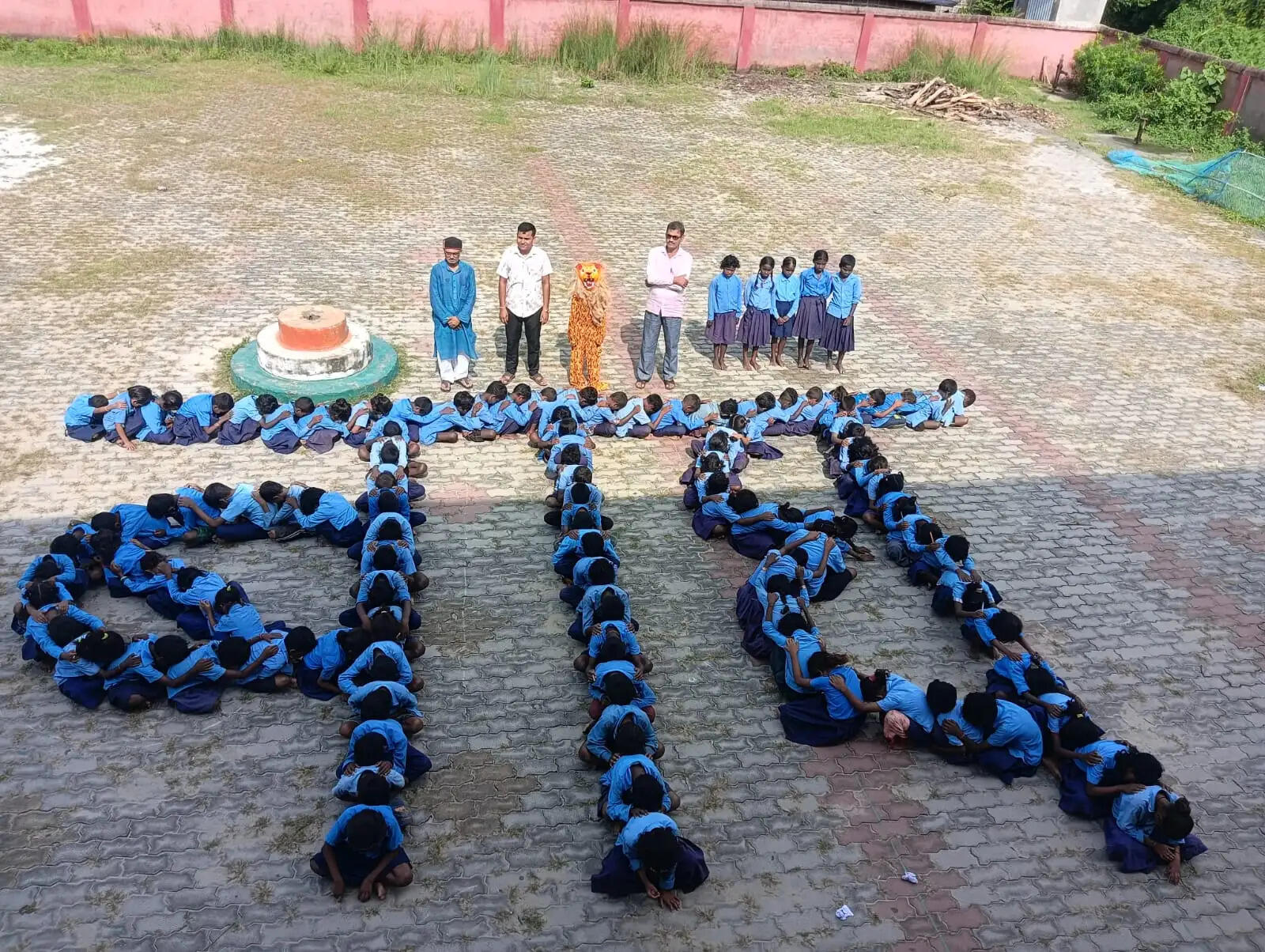 विश्व बाघ दिवस पर बच्चों ने मुखौटा पहन और मानव श्रृंखला का निर्माण कर जीव जंतु संरक्षण का दिया संदेश