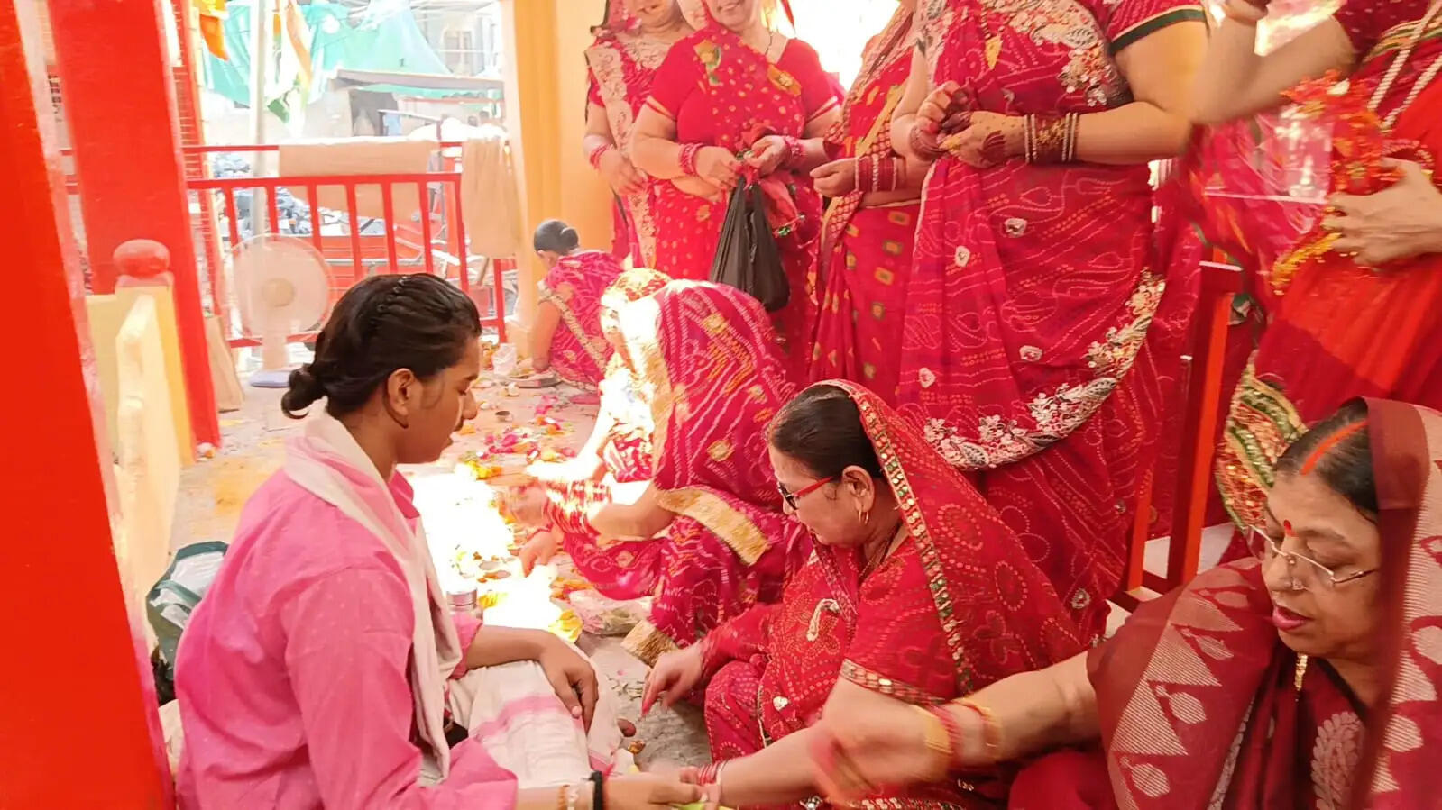 पति के सुदीर्घ जीवन के लिए महिलाओं ने रखा वट सावित्री व्रत
