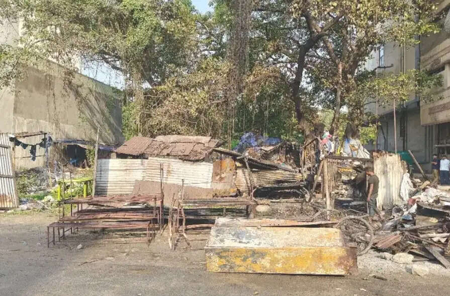 बिष्टुपुर के नेपाली होटल में लगी भीषण आग में लाखाें का नुकसान