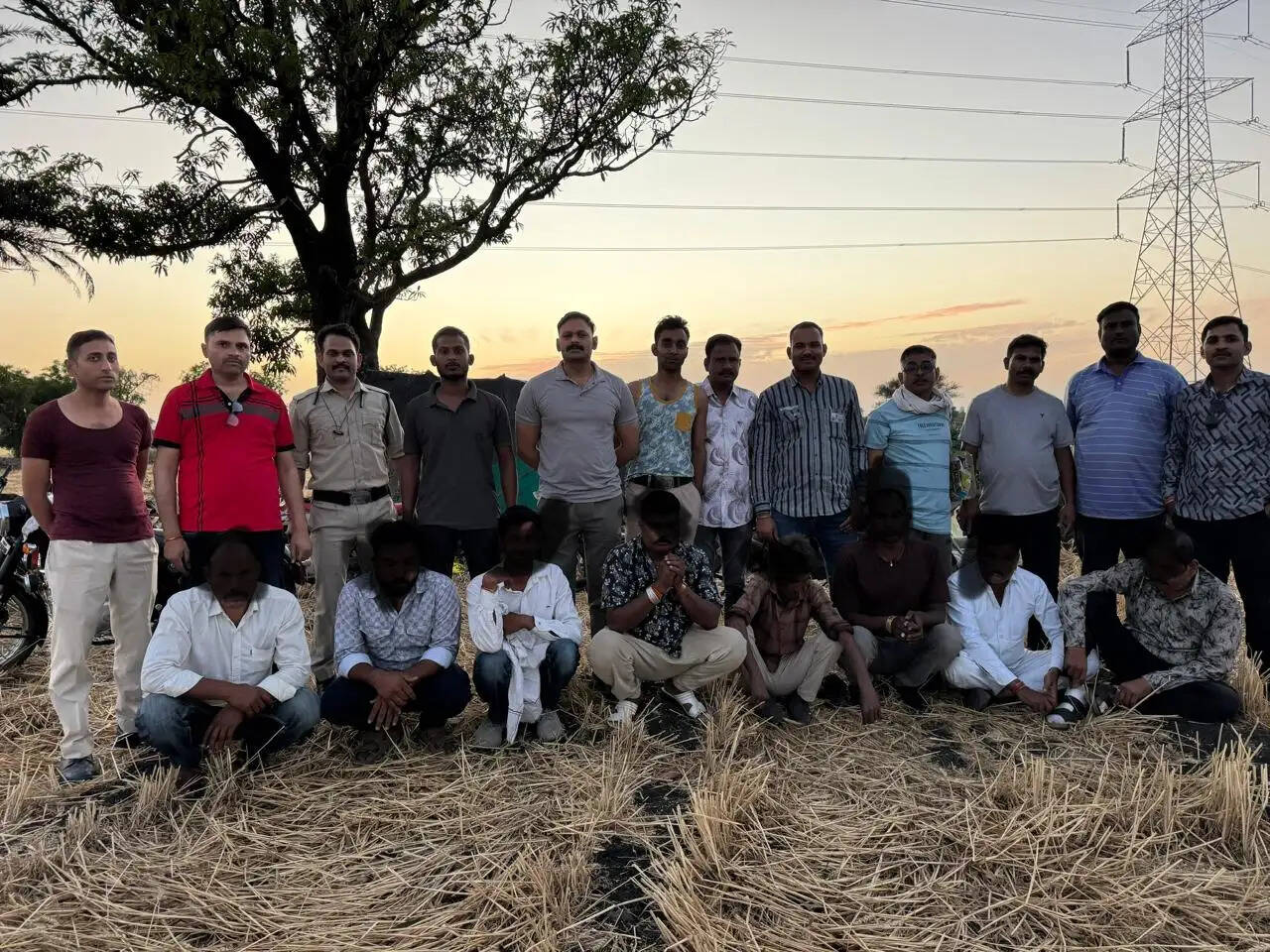 नागदाः पुलिस ने 51 हजार से अधिक का जुआ पकड़ा,8 आरोपित गिरफ्तार