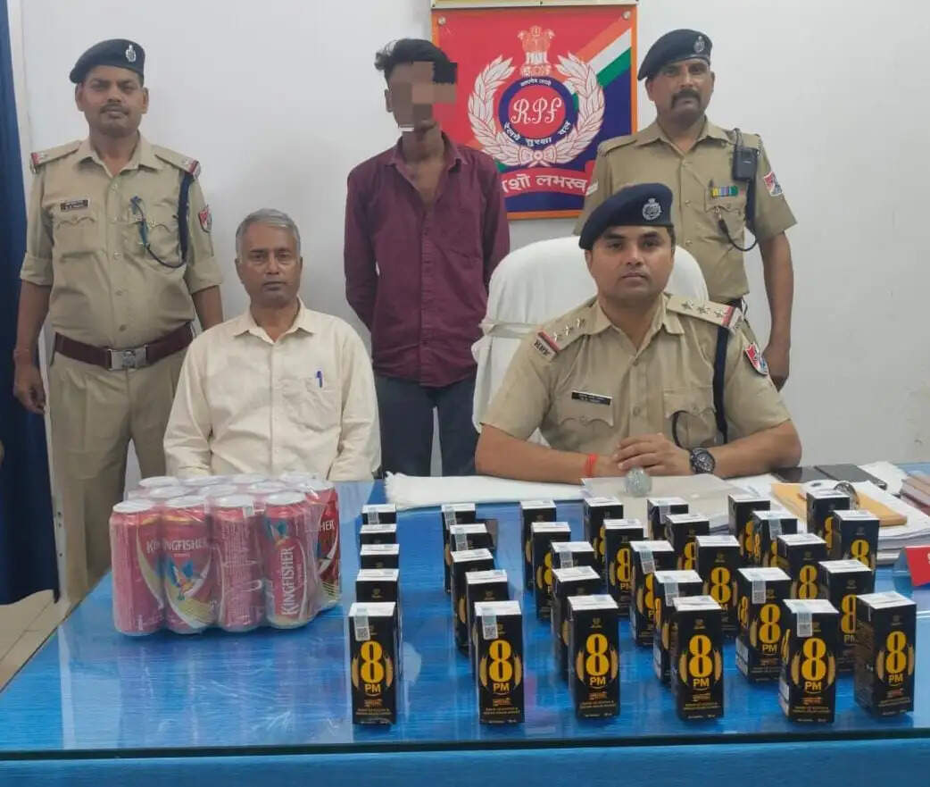 ट्रेन में शराब तस्कर गिरफ्तार, 11.76 लीटर अंग्रेजी शराब बरामद