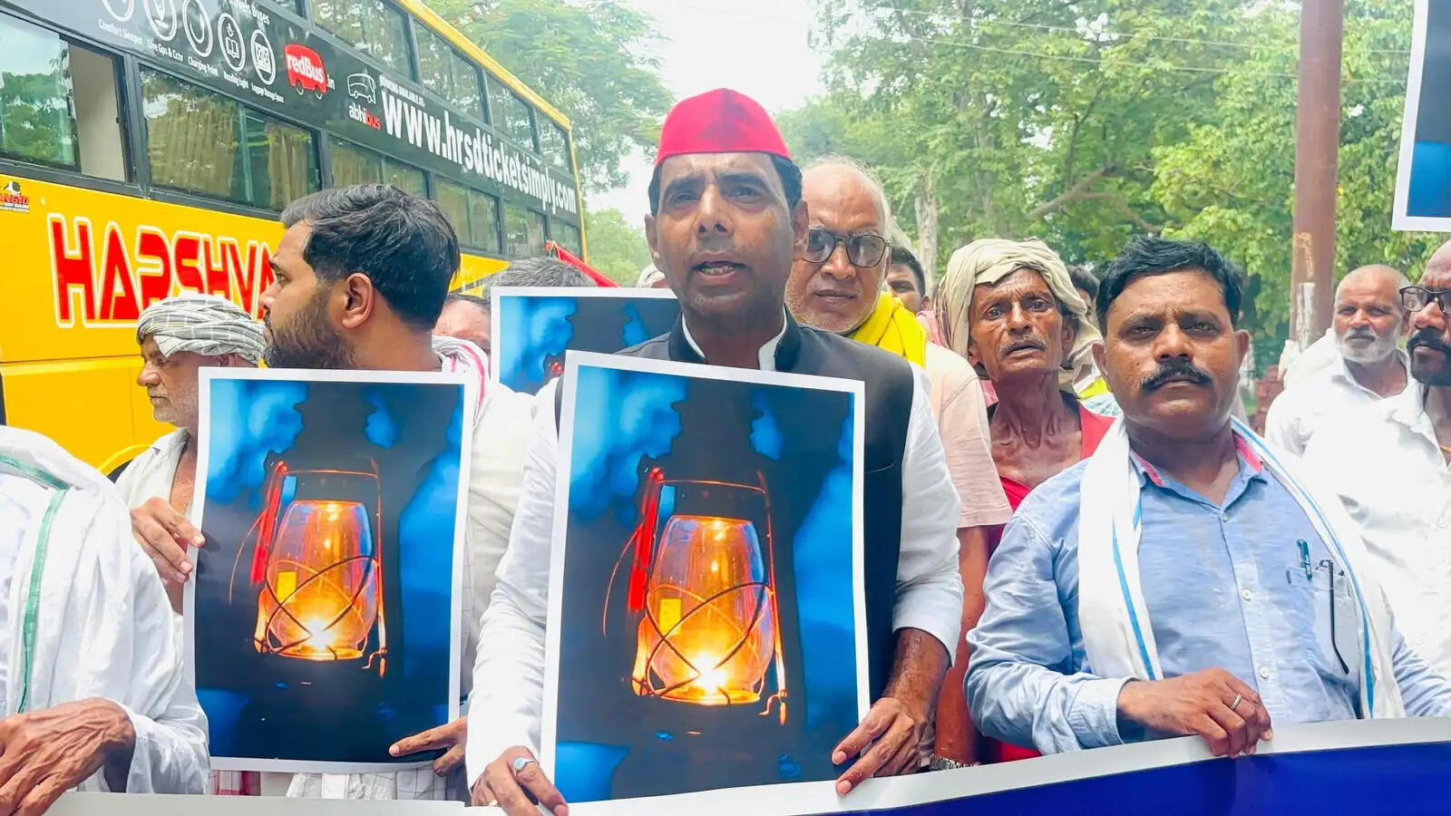 बिजली कटौती के विरोध में सपा का प्रदर्शन, व्यवस्था नहीं सुधरी तो धरने की चेतावनी