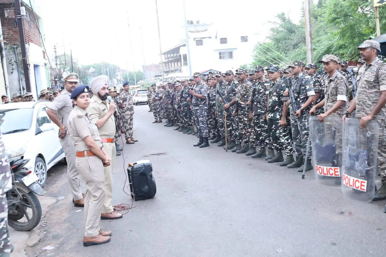 विधानसभा उपचुनाव को लेकर दतिया में केंद्रीय सुरक्षा बल और पुलिस का फ्लैग मार्च