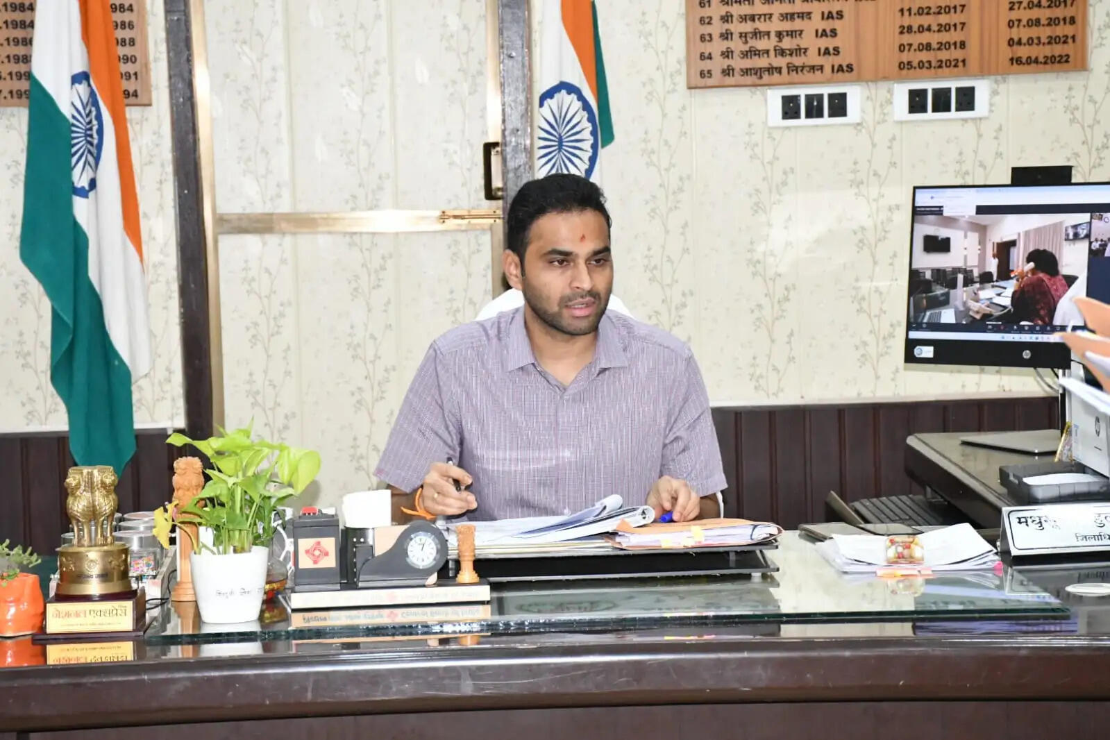 देवरिया के जिलाधिकारी ने की बाढ़, सिंचाई, नलकूप व जल निगम कार्यों की समीक्षा