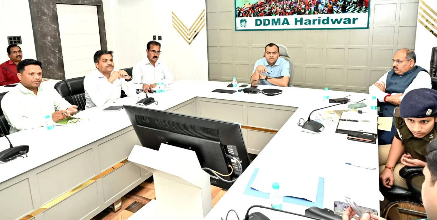 एलपीजी गैस आपूर्ति को लेकर डीएम ने ली अधिकारियों संग बैठक