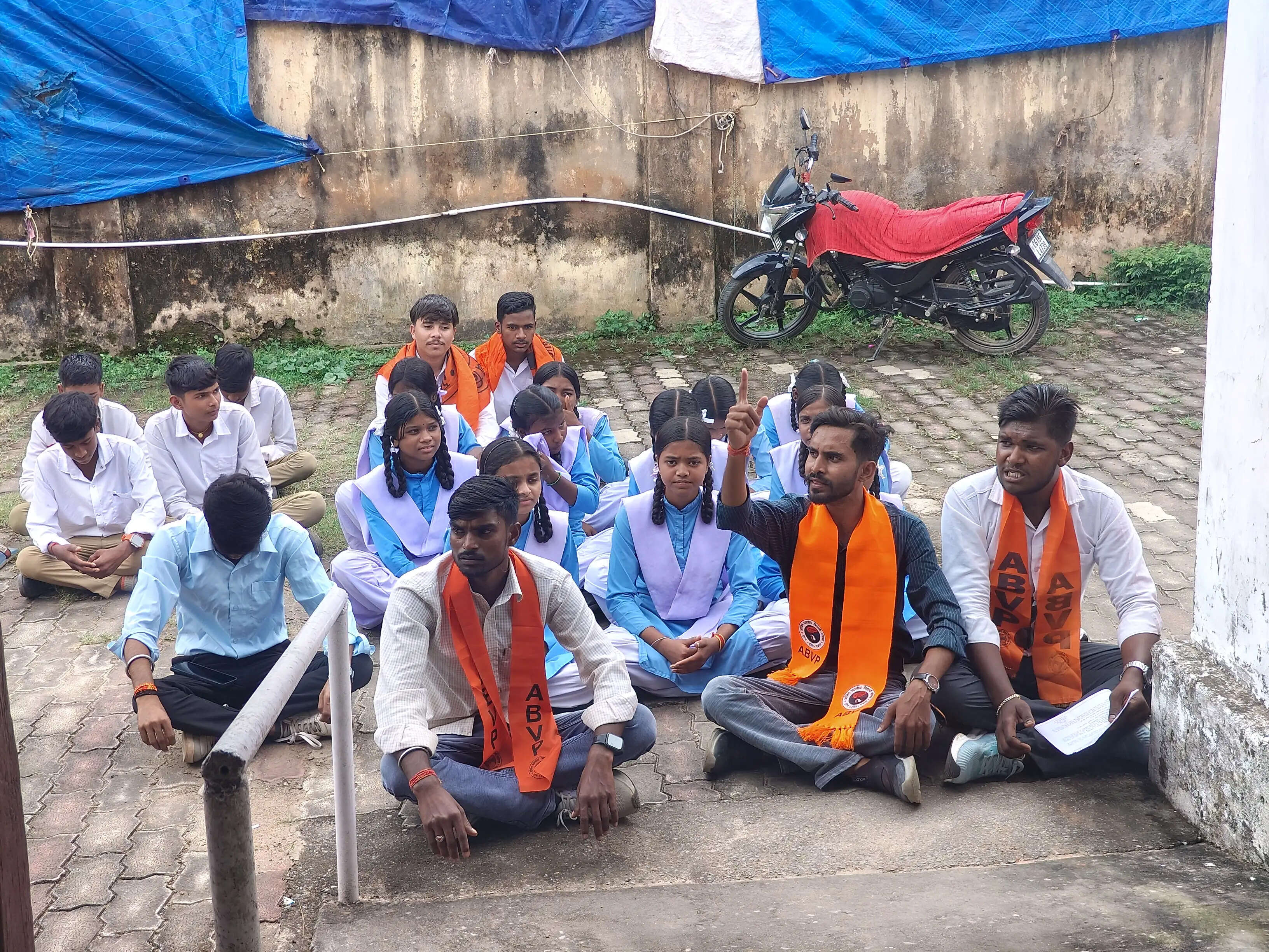 दसवीं के छात्रों को किताबें नहीं मिलीं, स्मार्ट क्लास भी बंद! कैसे होगी बोर्ड परीक्षा की तैयारी?