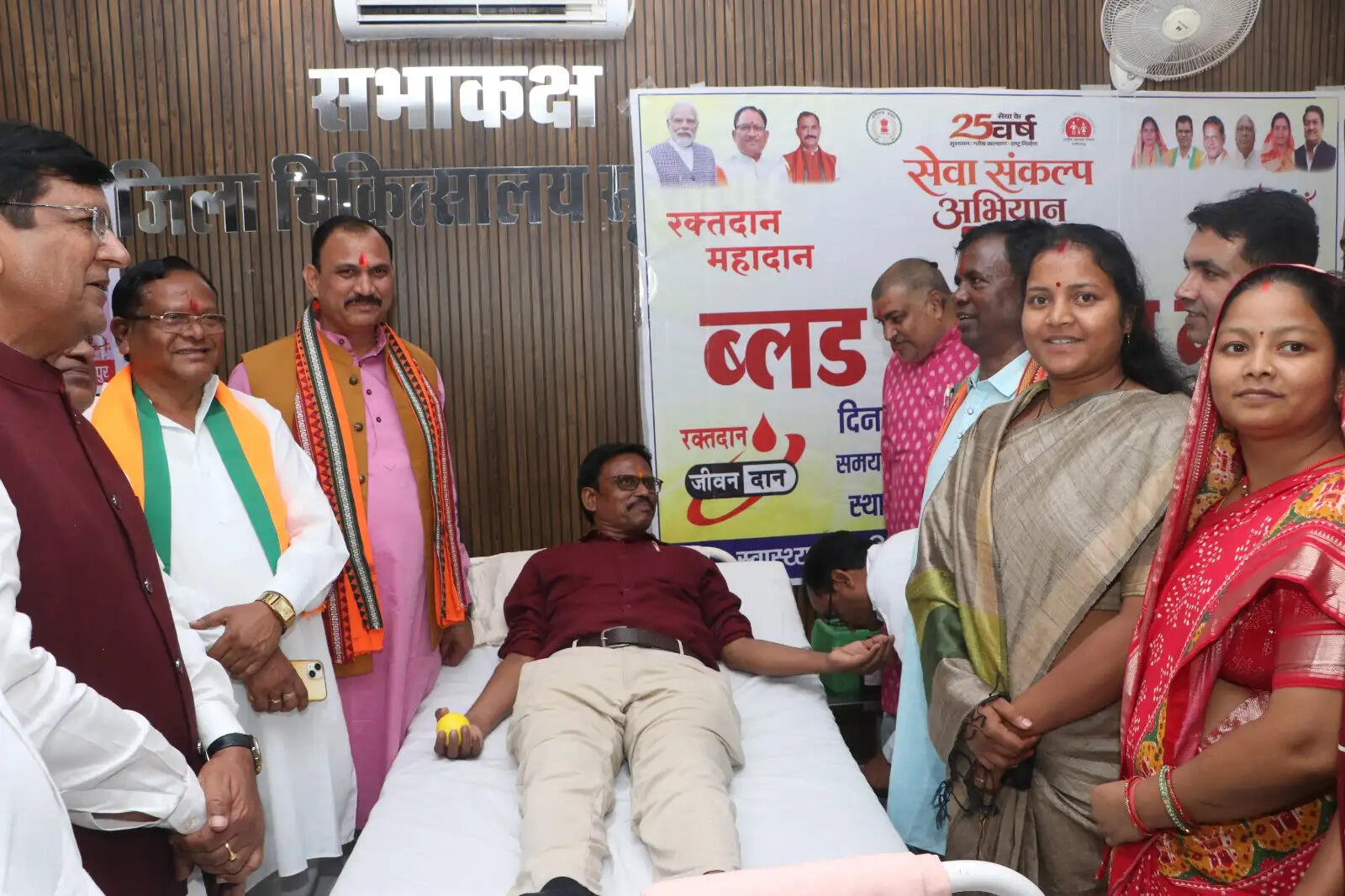 रक्तदान शिविर में स्वास्थ्य मंत्री जायसवाल ने रक्तदाताओं का बढ़ाया उत्साह