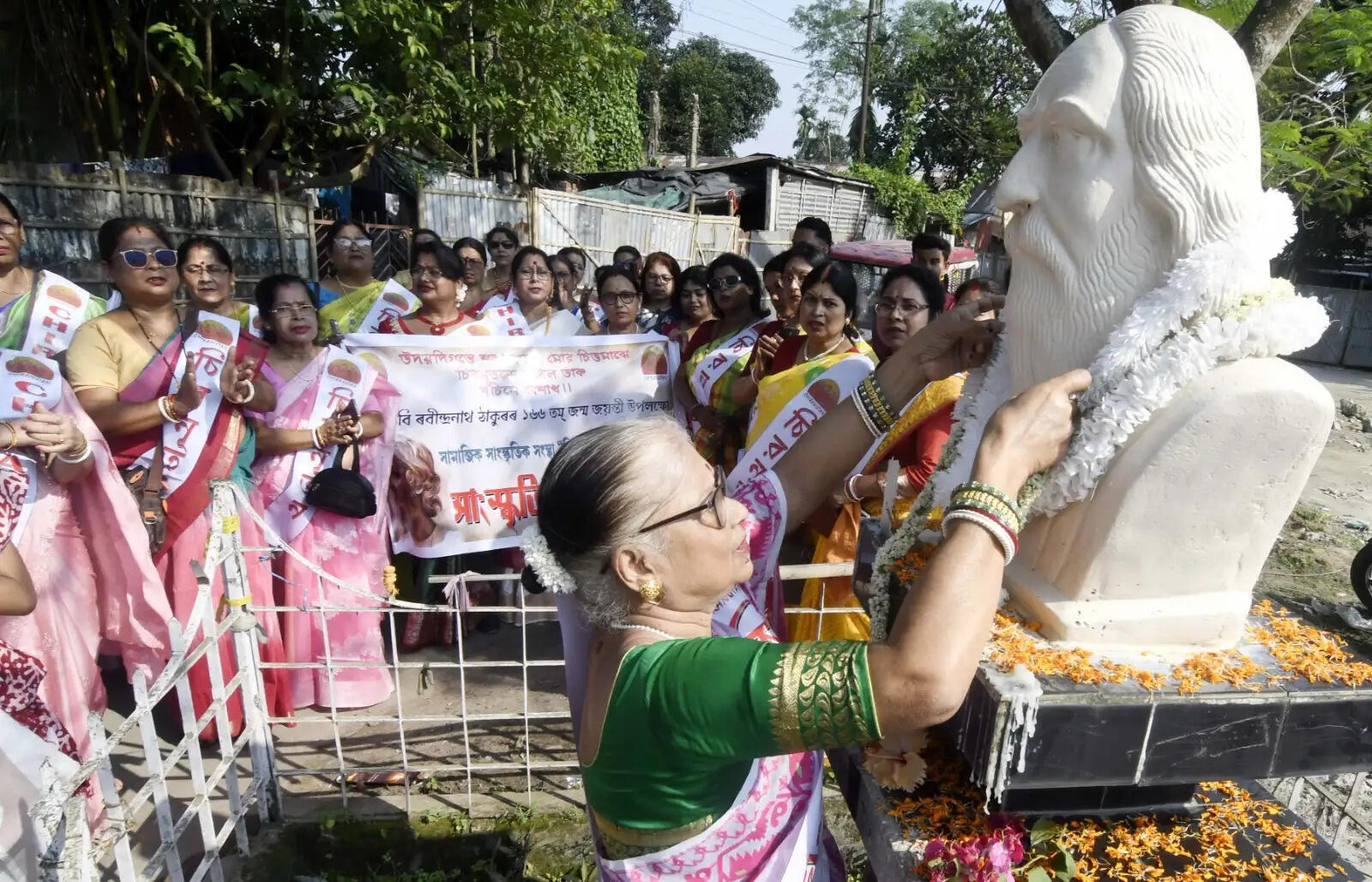 पांडु में चिरनूतन की पहल पर रवीन्द्र जयंती के अवसर पर निकली सांस्कृतिक शोभायात्रा