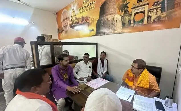 पीएम के संसदीय कार्यालय पर विधायक ने सुनी जन समस्याएं, निराकरण का दिया आश्वासन