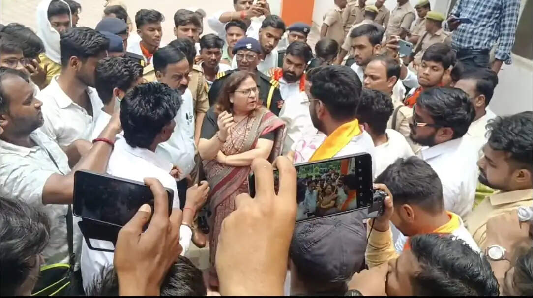 गोरखपुर विश्वविद्यालय में पेड़ों की कटाई के खिलाफ विद्यार्थी परिषद का प्रदर्शन, कुलपति को सौंपा ज्ञापन