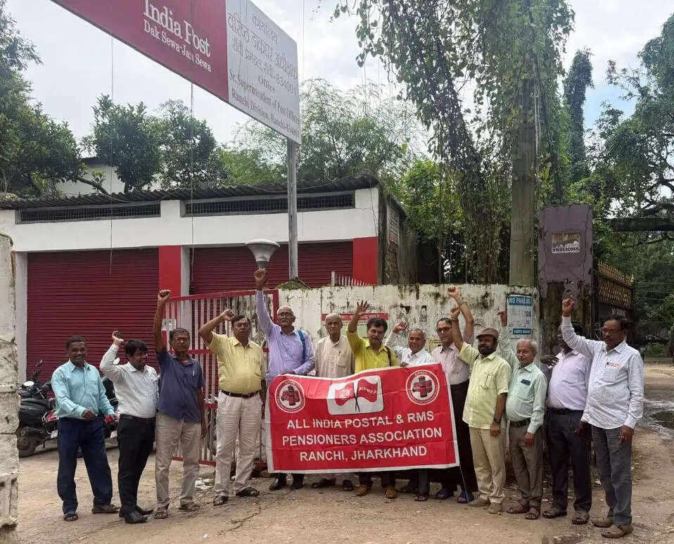 एसोसिएशन ने वेतन वृद्धि का लाभ की मांग को लेकर दिया धरना