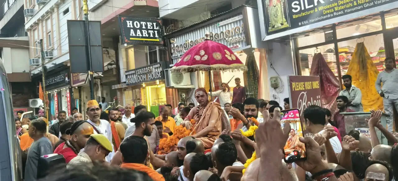 शंकराचार्य स्वामी अविमुक्तेश्वरानंद पहुंचे काशी, पुष्पवर्षा के बीच भव्य स्वागत