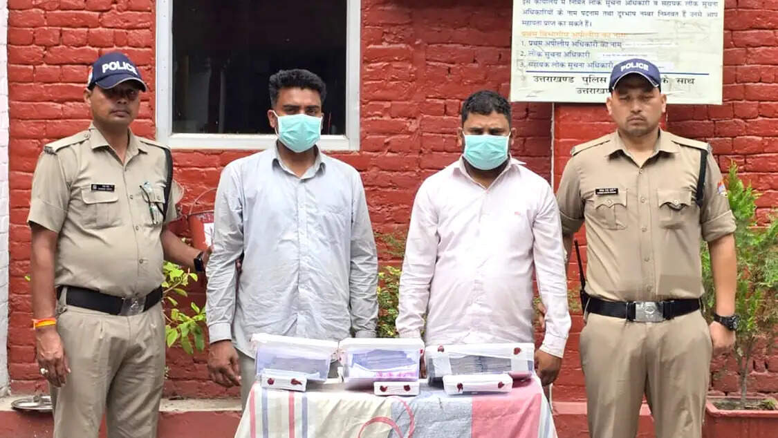 फर्जी डेबिट कार्ड से 50 लाख की निकासी मामले में महिला समेत तीन गिरफ्तार