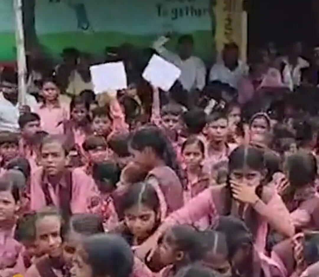 मीरजापुर : कीचड़ भरे रास्ते से परेशान सरकारी स्कूल के बच्चों ने किया प्रदर्शन, सड़क निर्माण के आश्वासन पर माने