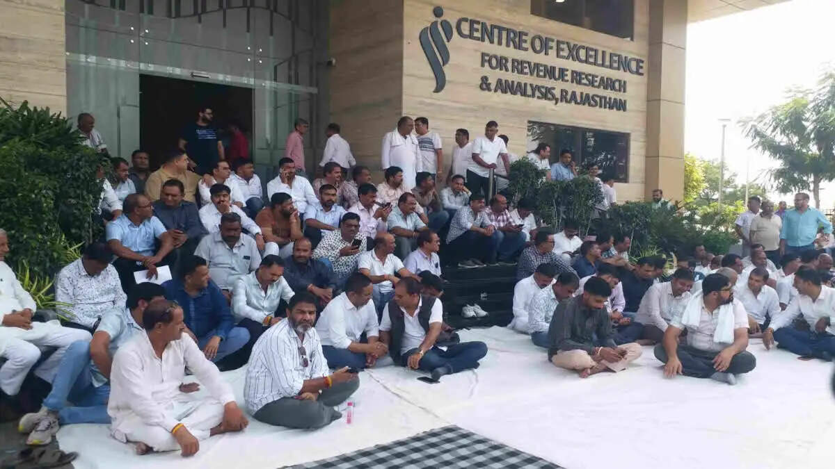 आबकारी नीति के विरोध में शराब ठेकेदारों का धरना: अनिश्चितकालीन आंदोलन की दी चेतावनी