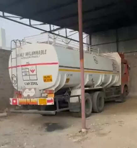 भारी मात्रा में अवैध बायो डीजल बरामद : जिला रसद टीम पहुंची, पुलिस ने किया मौका मुआयना