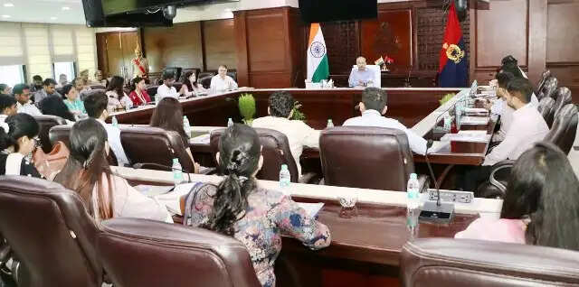 उप्र डीजीपी ने प्रशिक्षु पीसीएस अधिकारियों से मुलाकात की,साझा किया अनुभव