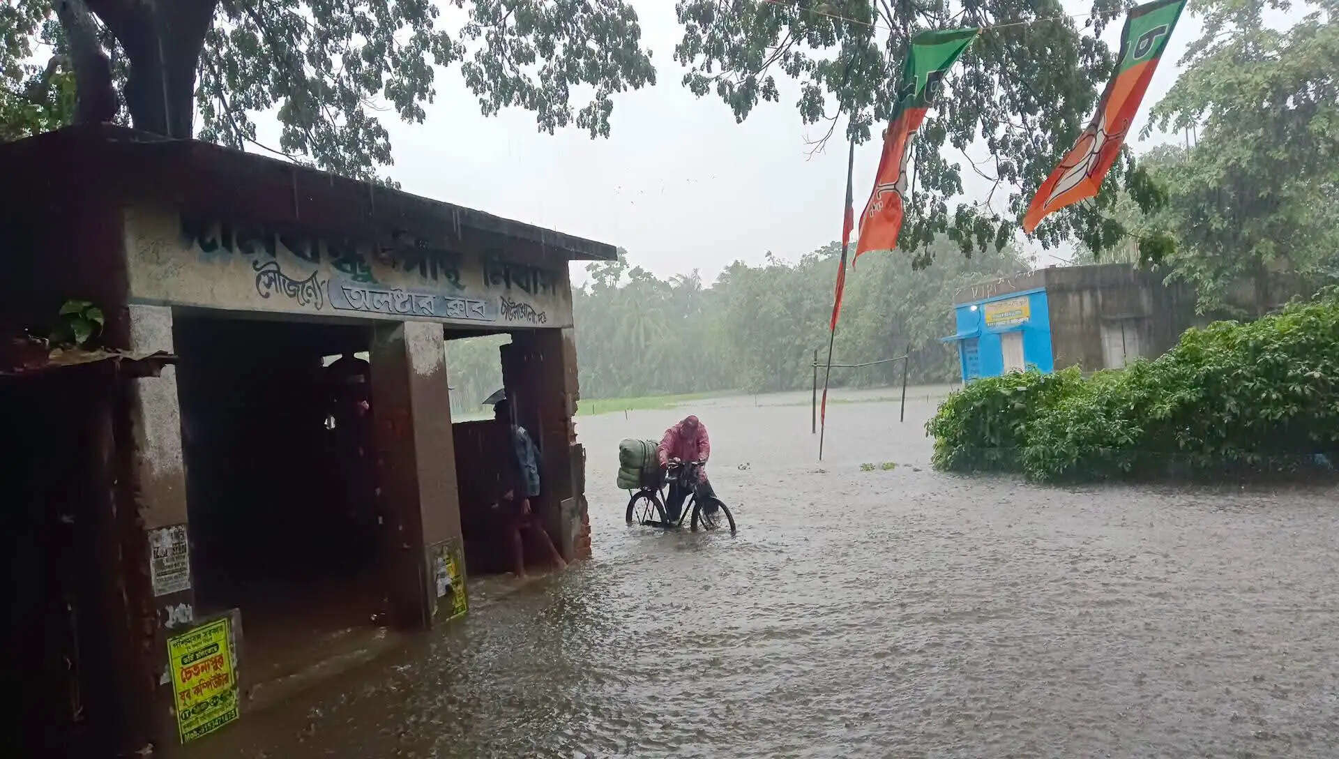 भारी बारिश से पूर्व मेदिनीपुर के हल्दिया में गंभीर स्थिति, स्कूल बंद