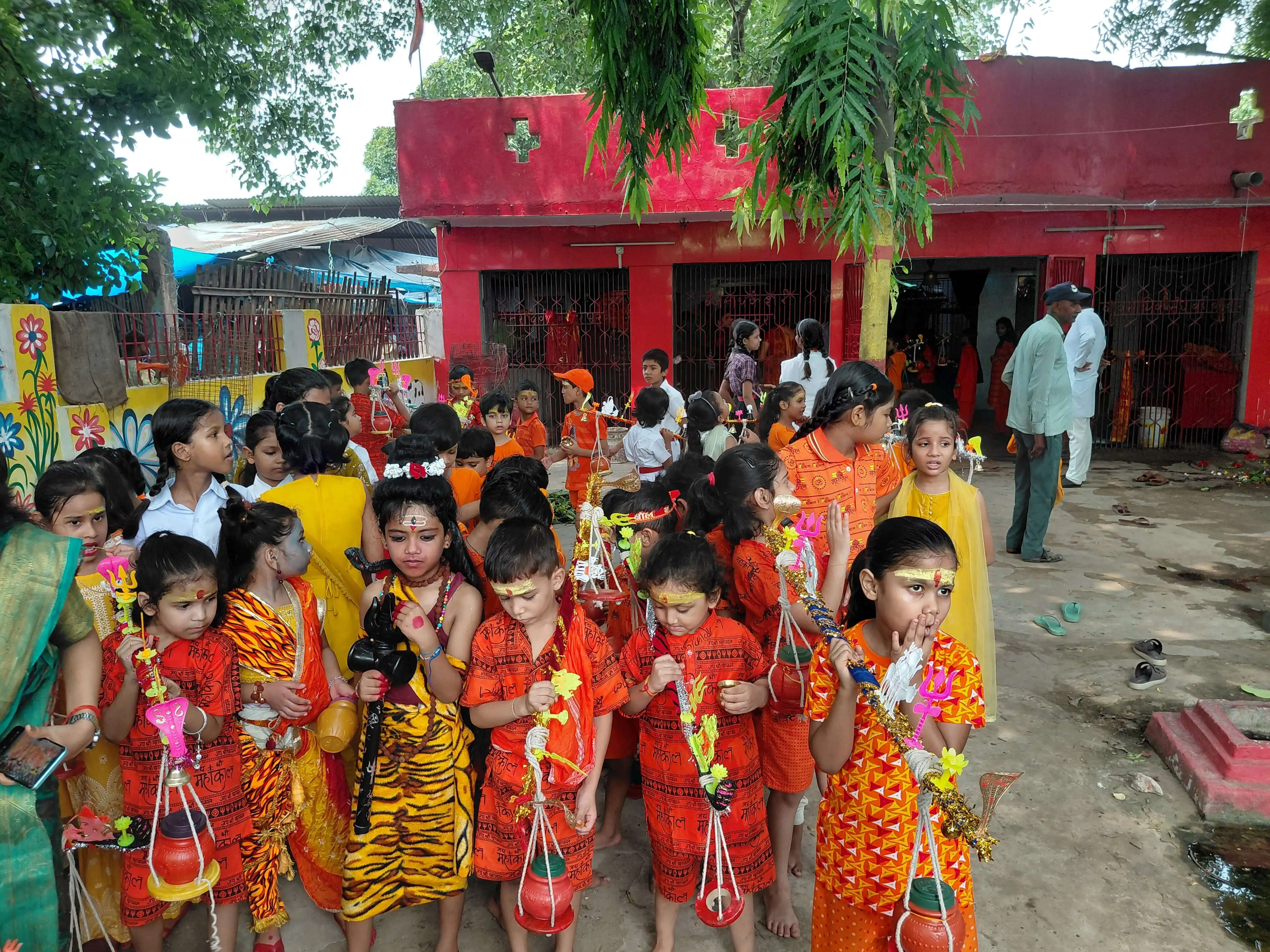 नन्हे कांवड़ियों ने किया जलाभिषेक, शिवमय हुआ वातावरण