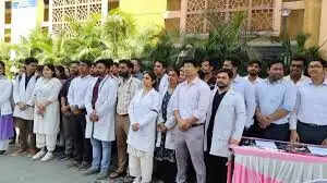 मध्य प्रदेश के मेडिकल कॉलेजों में 8 हजार जूनियर डॉक्टर हड़ताल पर, ओपीडी ठप,&nbsp;सामान्य ऑपरेशन भी टले
