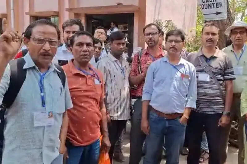 बकाया भत्ता को लेकर सिउड़ी में वोटकर्मियों का हंगामा