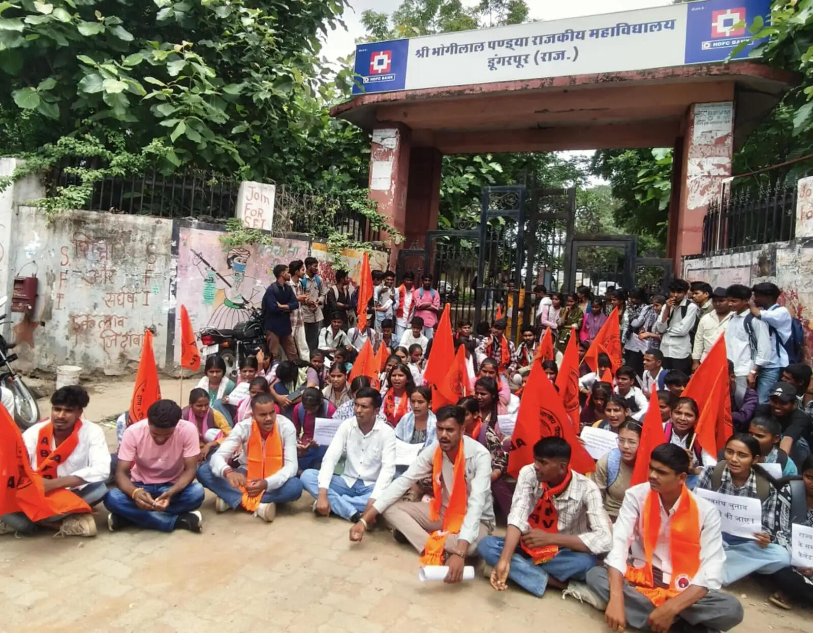 छात्रसंघ चुनाव बहाल करने की मांग को लेकर कॉलेज गेट पर तालाबंदी