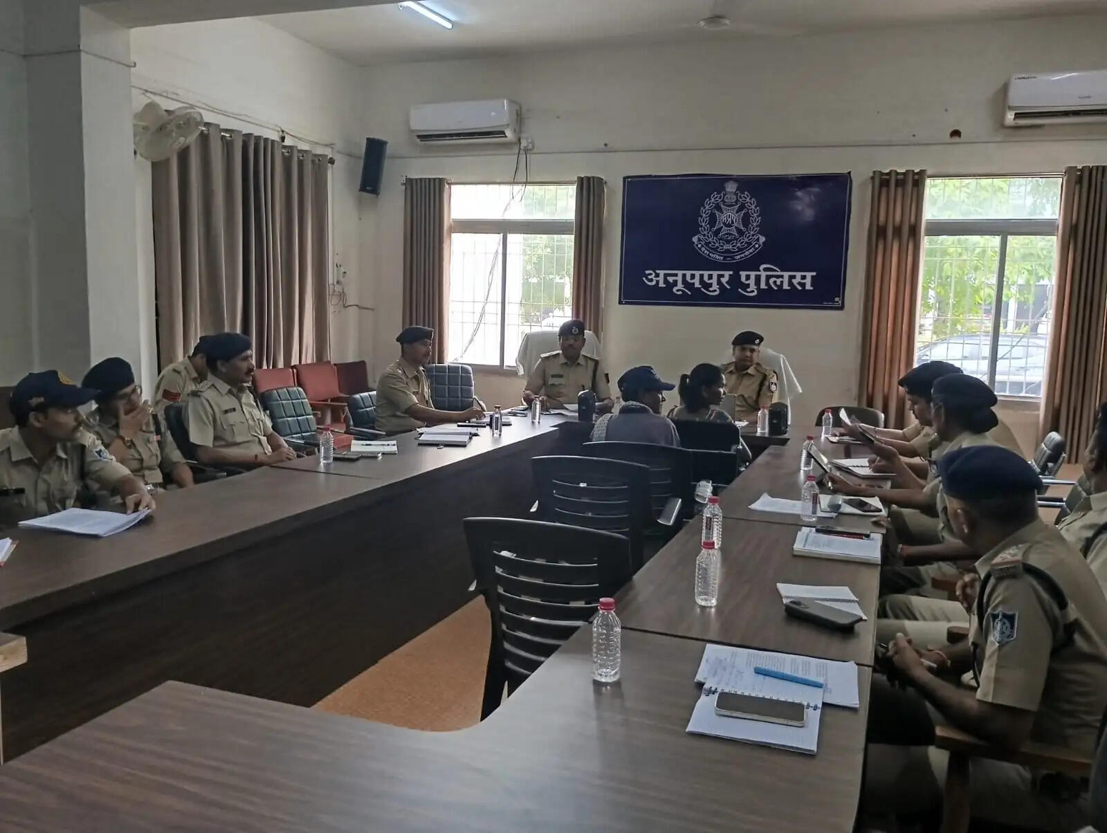 अनूपपुर: वन भूमि को राजस्व में समाहित कर अधिकार की मांग लेकर कलेक्ट्रेट पहुंचे 40 से अधिक ग्रामीण