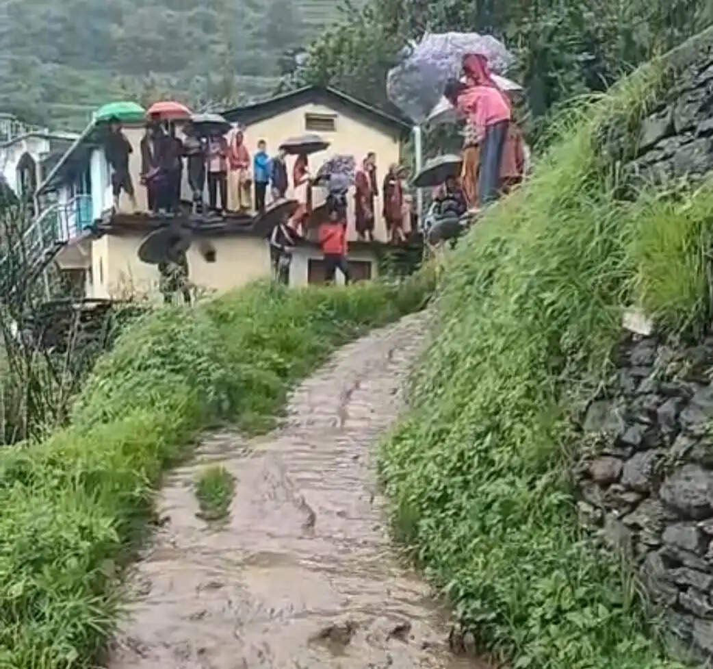 आपदा के चलते पिछले 12 दिनों से रतजगा के लिए विवश हैं किमाणा गाँव के ग्रामीण