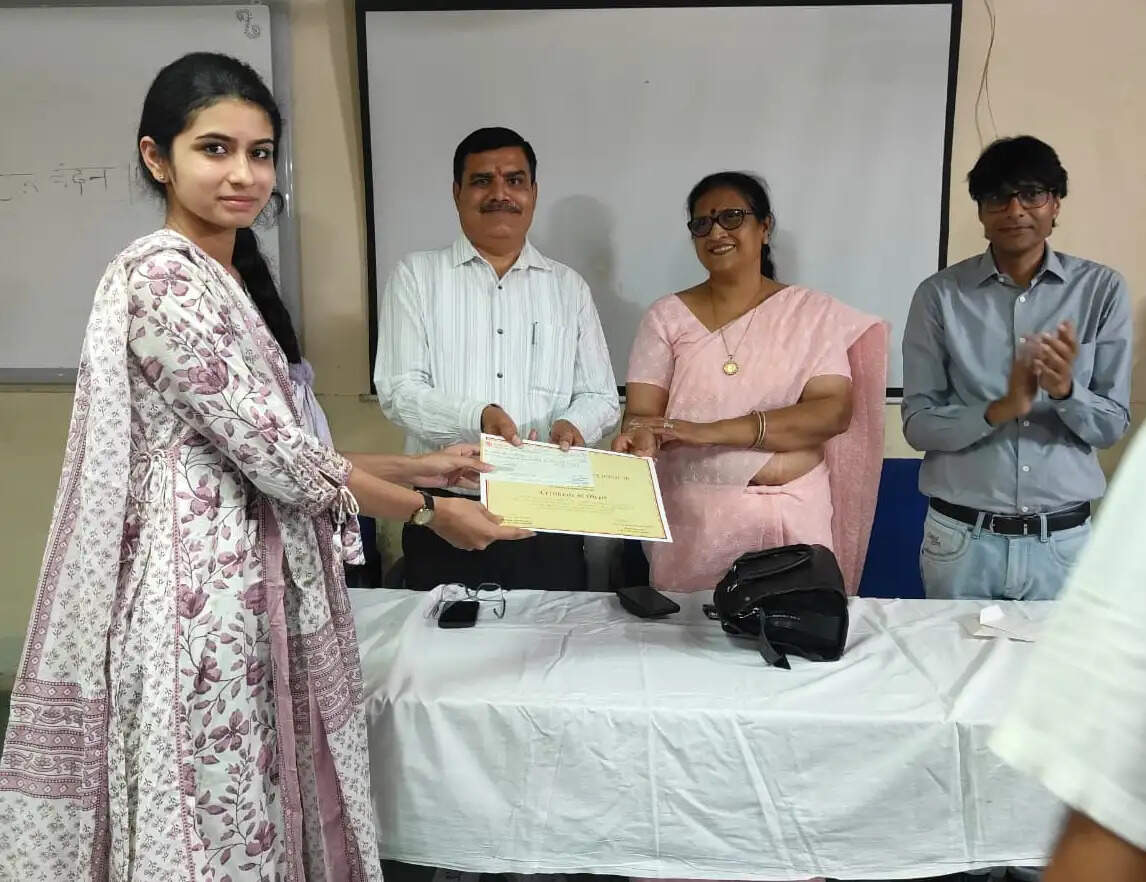 जेएनवीयू रसायन विभाग में प्रतिभाशाली विद्यार्थियों को मिले अवॉर्ड