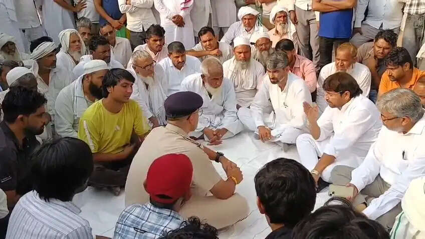 नूंह पुलिस मुठभेड़ में शाहिद उर्फ आडवाणी की मौत, धरने पर बैठे ग्रामीण