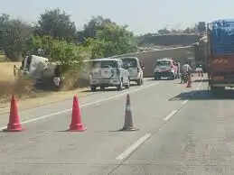 बैतूल-नागपुर हाईवे पर डिवाइडर तोड़ दूसरी लेन में घुसा बेकाबू कंटेनर, चपेट में आया बाइक सवार परिवार, युवक की मौत