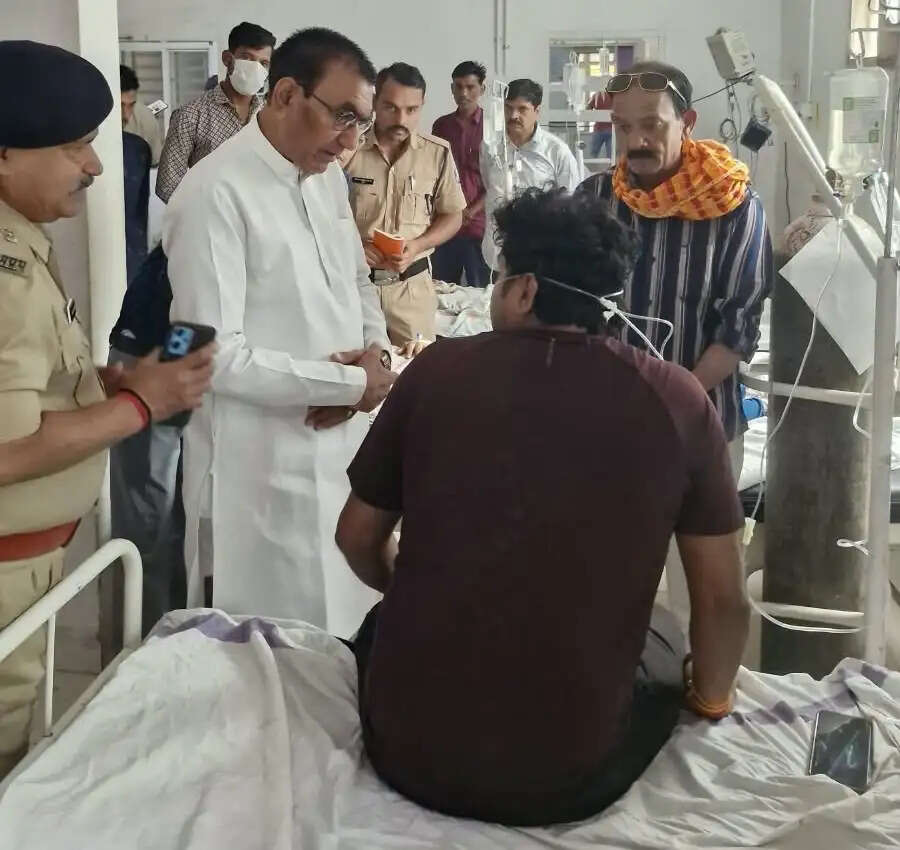 मप्र : बेंगलुरु पुलिस की गाड़ी और यूपी की बस में आमने-सामने टक्कर, 4 की मौत और 12 घायल